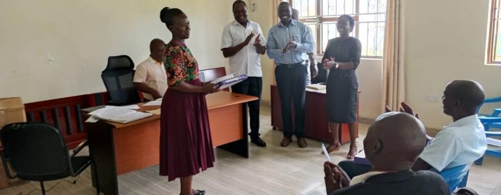 A Teacher receiving her Award for recognition of Attention of attendance on TELA